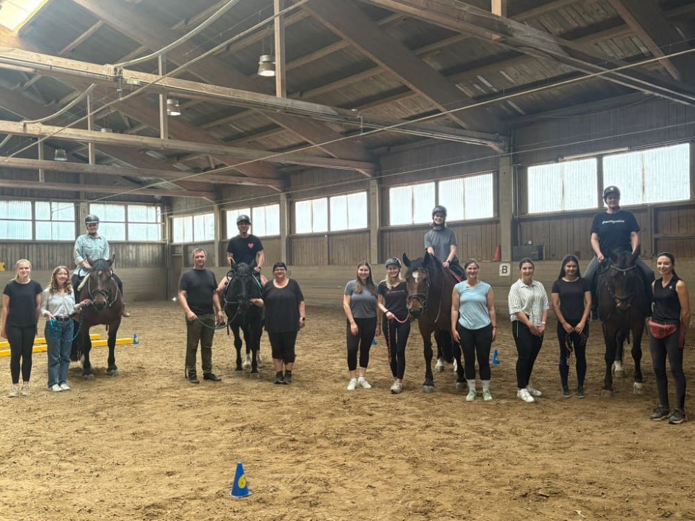 Gruppenbild mit Pferden beim Adobe Volunteering Day 2025