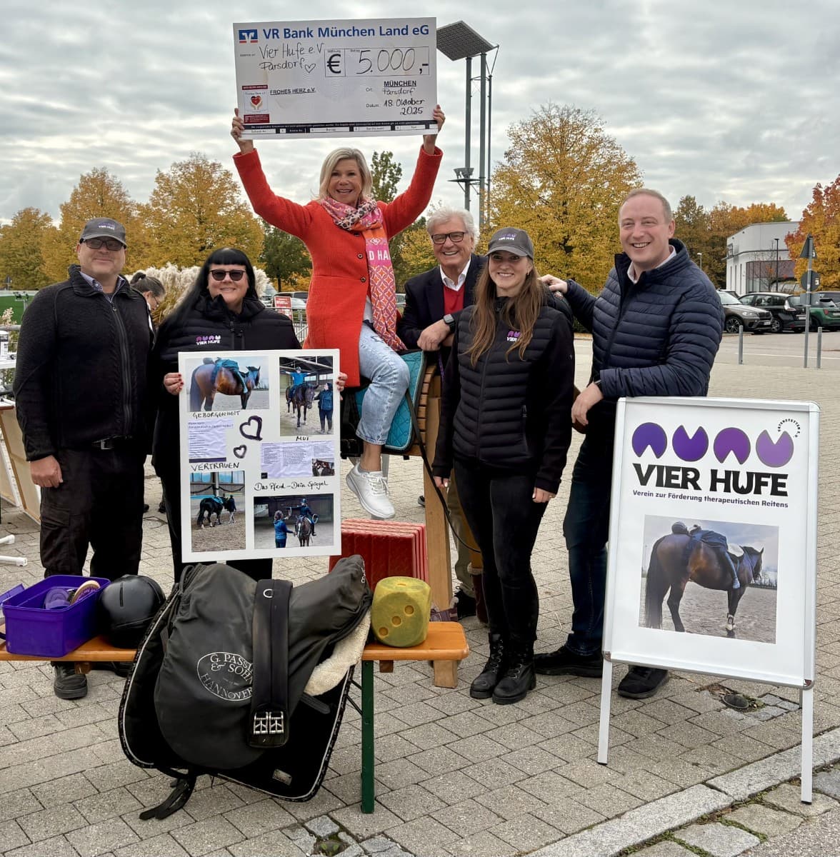Foto bei der Spendenscheck&uuml;bergabe von Marianne und Michael