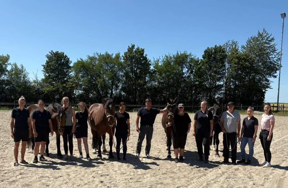 Gruppenbild Vier Hufe e.V. mit Pferden